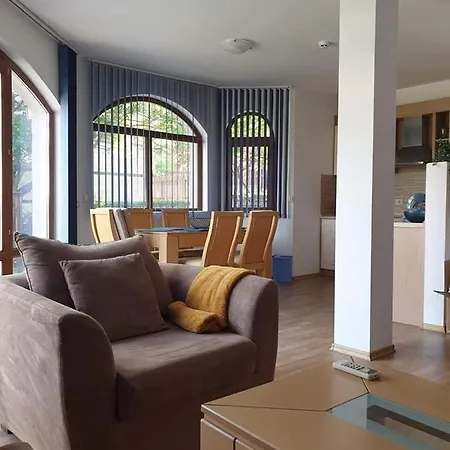 Victoria Villa, 13 Merlot Street, The Vineyards Resort, Aheloy, Pomorie. 부르가스