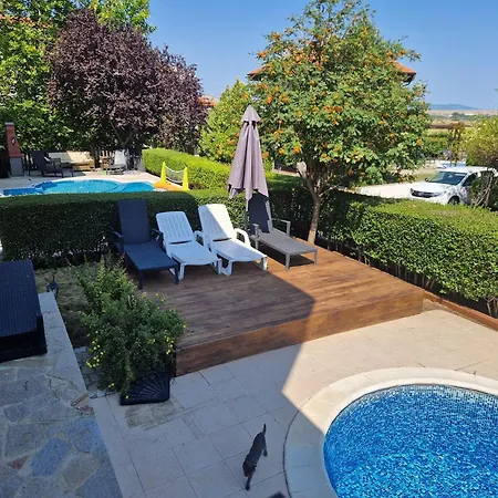 Victoria Villa, 13 Merlot Street, The Vineyards Resort, Aheloy, Pomorie. ヴィラ *