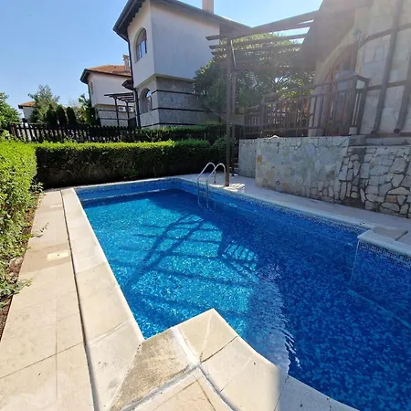 Victoria Villa, 13 Merlot Street, The Vineyards Resort, Aheloy, Pomorie. ヴィラ ブルガス